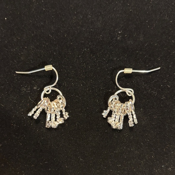 Elegant Silver Dangle Earrings with keys - Picture 1 of 2